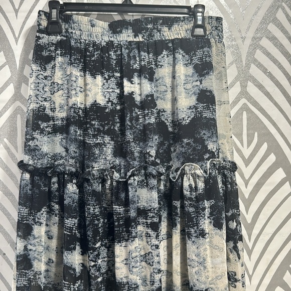 NWOT tregene tiered skirt - Picture 2 of 8